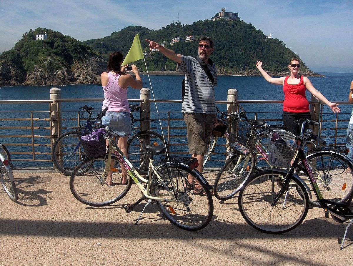 Bizikleta gainean bisita gidatuak egin ahal izango dira udan, Donostia Turismoren eskutik. EKAITZ AGIRRE.