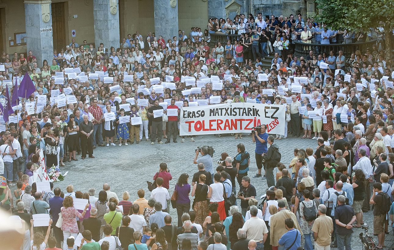 Protesta, atzo, Batzar Nagusietan. HERRERO / EFE.