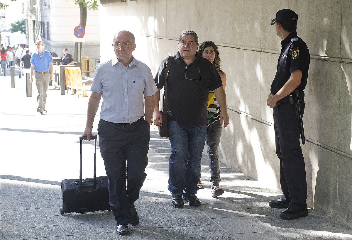 Kepa Landa abokatua eta Mañel Serra auzipetua, Auzitegi Nazionalera iristen, joan den astean. A. CANELLADA / ARP.