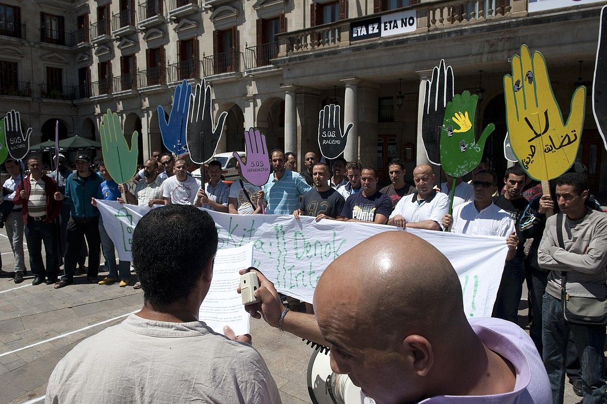 Meskitaren aldeko elkarretaratzea, atzo, Plaza Berrian. RAUL BOGAJO / ARGAZKI PRESS.