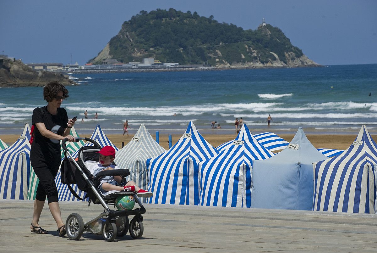 Paseo luzeak lasaitasunez egiteko abagunea eskaintzen du Zarauzko malekoiak. ANDONI CANELLADA/ ARGAZKI PRESS.