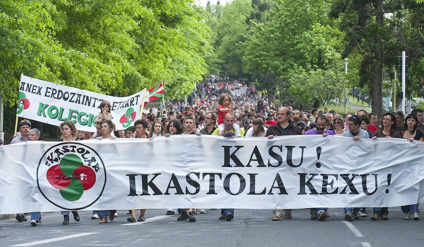 Behar diren irakasle postuak lortzeko manifestazioa egin zuen Seaskak apirilean Baionan. JON URBE / ARGAZKI PRESS.