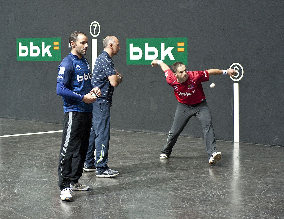 Aimar Olaizola, pilota jotzear, Yves Salaberri Xala eta Juan Mari Juaristi begira dituela, atzo, Bilbon, Bizkaia pilotalekuan. JON HERNAEZ / ARGAZKI PRESS.