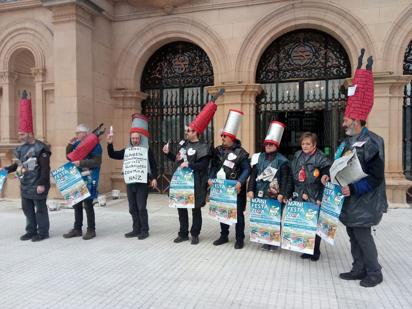 Errausketaren Aurkako Mugimendeko kideak gaur, manifetazioa aurkezten. BERRIA