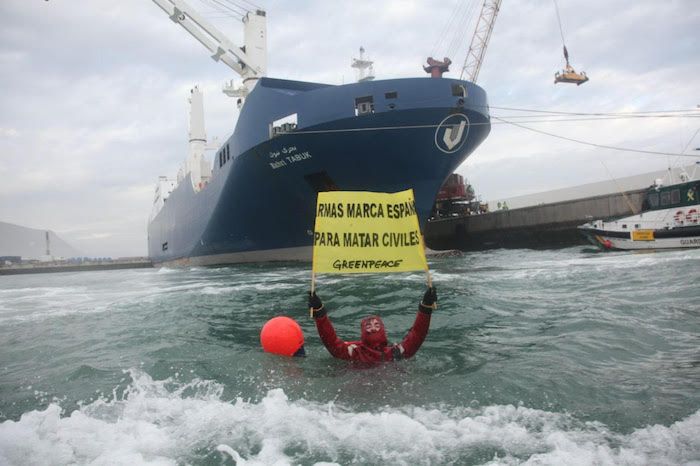 Greenpeaceko ekintzaile bat Bilboko portuko uretan, 'Bahri Tabuk' isasontziaren ondoan, protestan. GREENPEACE