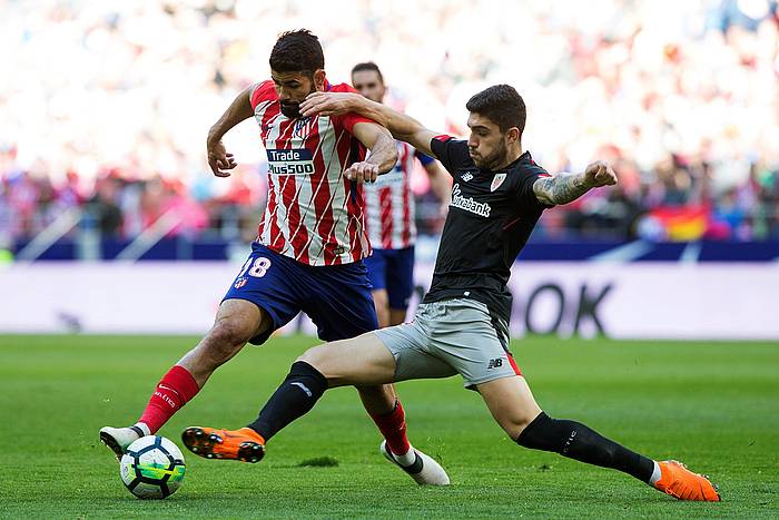 Athleticeko Unai Nuñez, Atletico Madrileko Diego Costari baloia kendu nahian. RODRIGO JIMENEZ, EFE