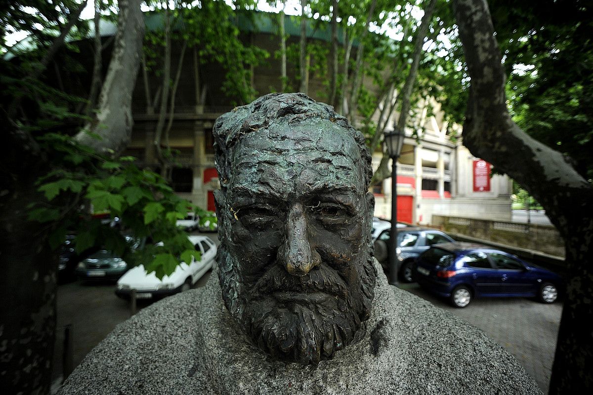 Iruñeko zezen plaza aurreko Hemingway ibilbidea eta idazlearen omenezko estatua dira haren aztarnetariko bi. IÑIGO URIZ/ ARGAZKI PRESS.