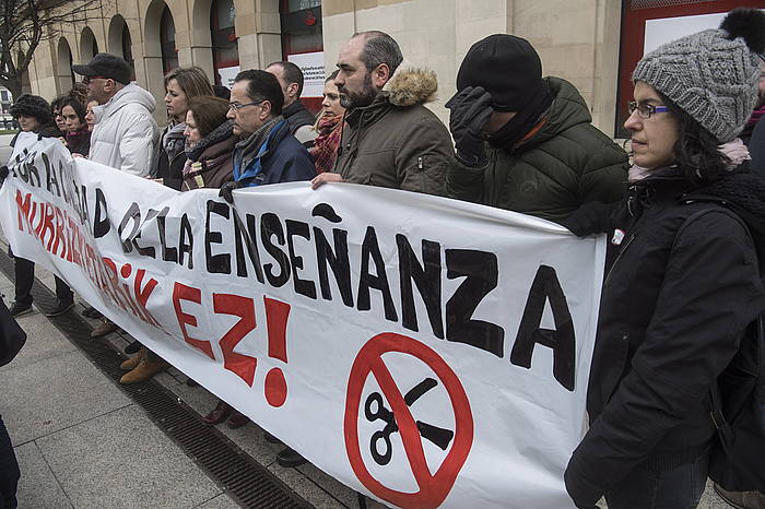 Hezkuntzako sindikatu guztietako ordezkariak gaur goizean, Nafarroako Gobernuaren egoitzaren aurrean. JAGOBA MANTEROLA / ARGAZKI PRESS