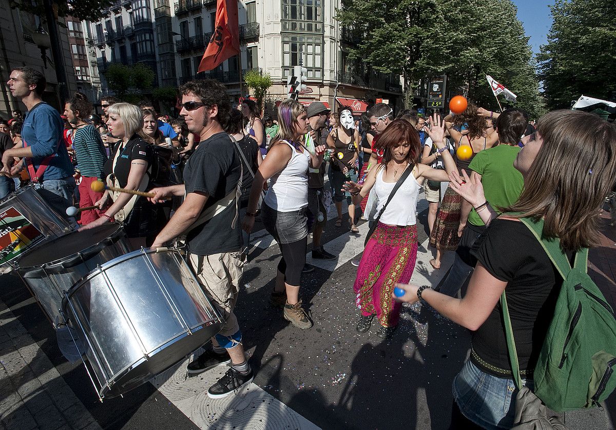 Kale Nagusia eta Diputazio aurrea okupatu zituzten atzo ehunka herritarrek kalean gozatzeko. JON HERNAEZ / ARP.