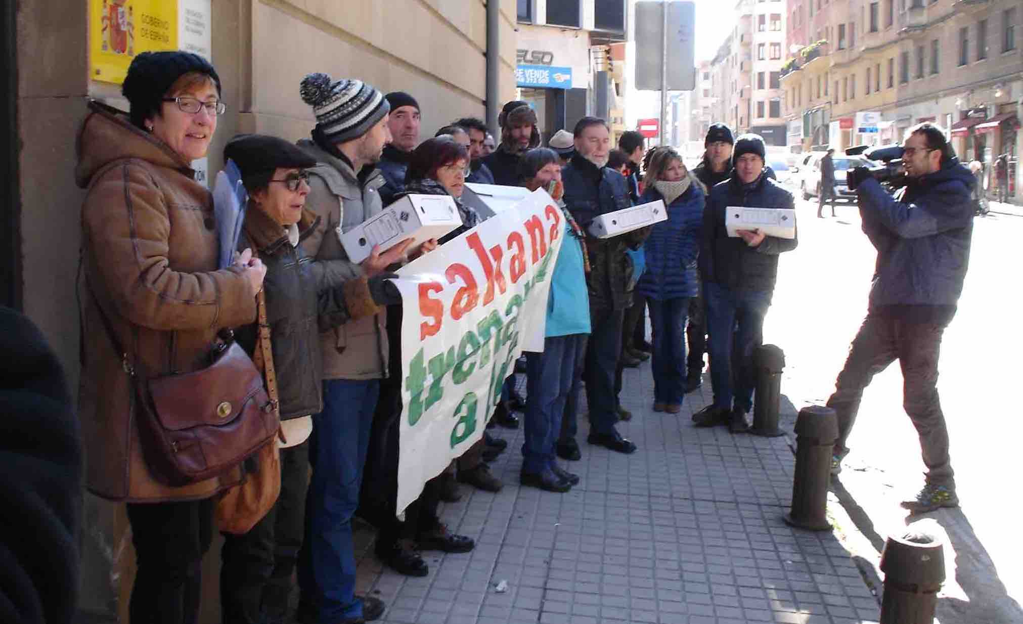 Sakana Trenaren Alde platafomako kideak, gaur, Espainiako Gobernuaren ordezkaritzare aurrean. SUSTRAI ERAKUNTZA