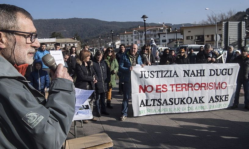 Auziaren berri emateko abiatutako Altsasu Martxan izeneko bira, joan den astean, Otsagabian. JAGOBA MANTEROLA, ARGAZKI PRESS