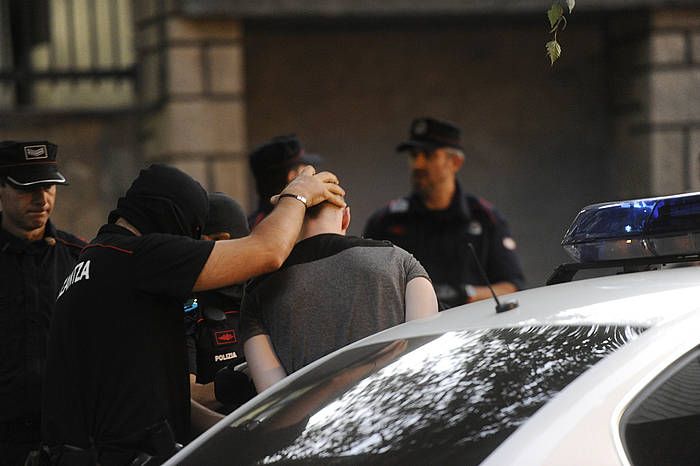 PSGren zale bat polizia-etxera sartzen. LUIS JAUREGIALTZO, ARGAZKI PRESS
