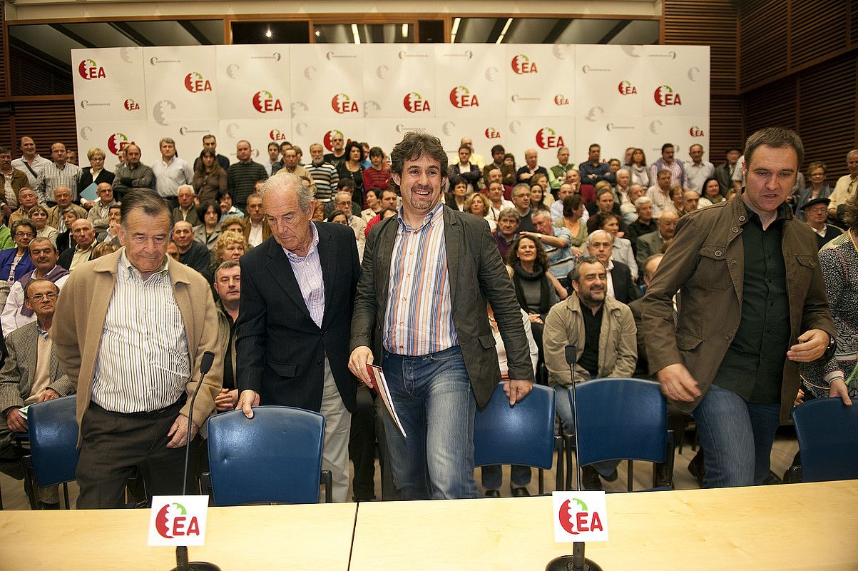 Manuel Ibarrondo, Carlos Garaikoetxea, Pello Urizar eta Unai Ziarreta, Donostian, atzo. JUAN CARLOS RUIZ / ARGAZKI PRESS.