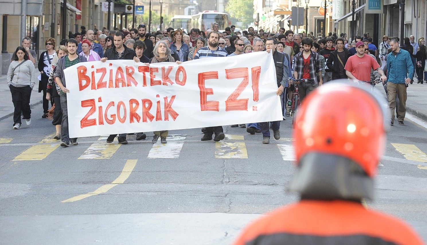 Ertzaintzaren ibilgailu ugari izan ziren atzoko manifestazioaren ibilbide osoan. JON URBE / ARGAZKI PRESS.