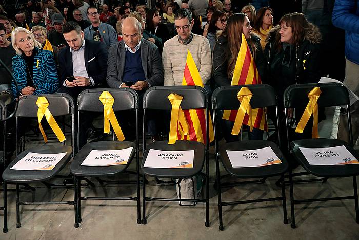 Erbestean eta preso dauden Junts per Catalunyako diputatuen aulki hutsak. SUSANNA SAEZ, EFE