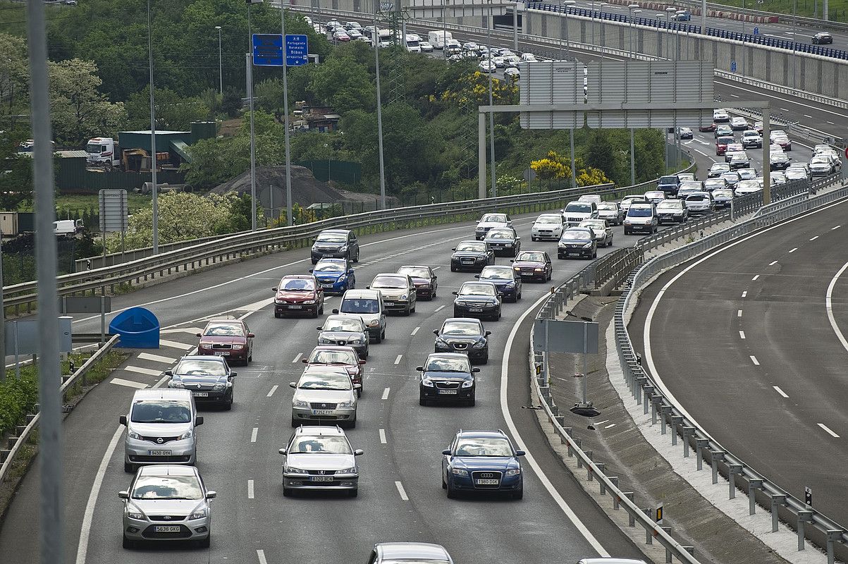 Oporraldiko lehen egunean izandako auto ilarak. LUIS JAUREGIALTZO / ARGAZKI PRESS.