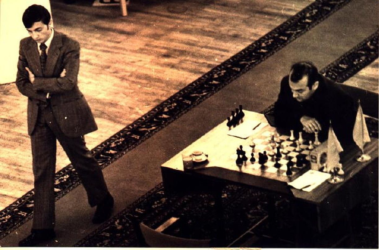 Anatoli Karpov zutik, eta Viktor Kortxnoi, eserita, 1974an, SESBeko hautagaien txapelketan. BERRIA.
