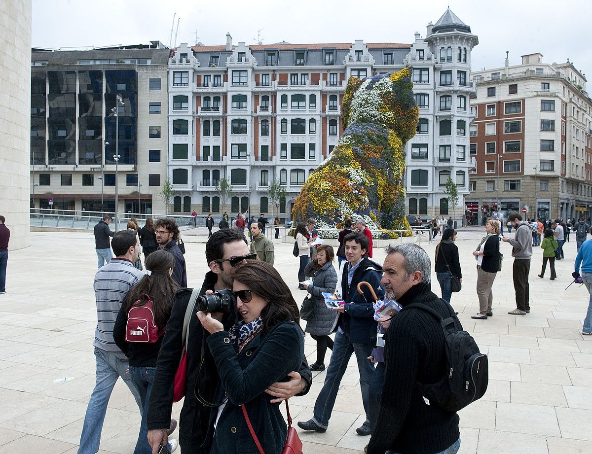 Guggenheim inguruan etengabea izan da egunotan turisten joan-etorria. JON HERNAEZ / ARGAZKI PRESS.