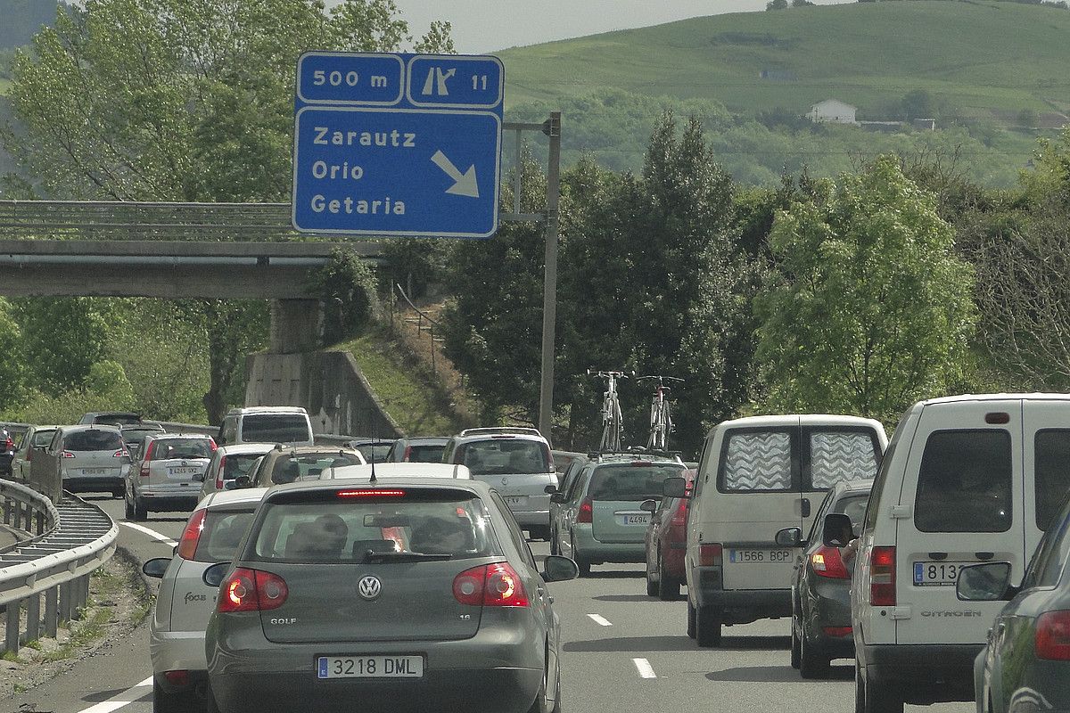 Autoak pilatuta A-8an, Zarautzen. ANDONI CANELLADA / ARGAZKI PRESS.