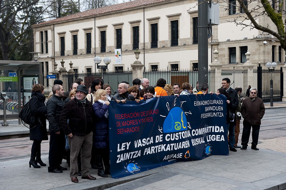 Kidetzako kideak, Eusko Legebiltzarraren aurrean elkarretaratze egiten, otsailean. RAUL BOGAJO / ARGAZKI PRESS.