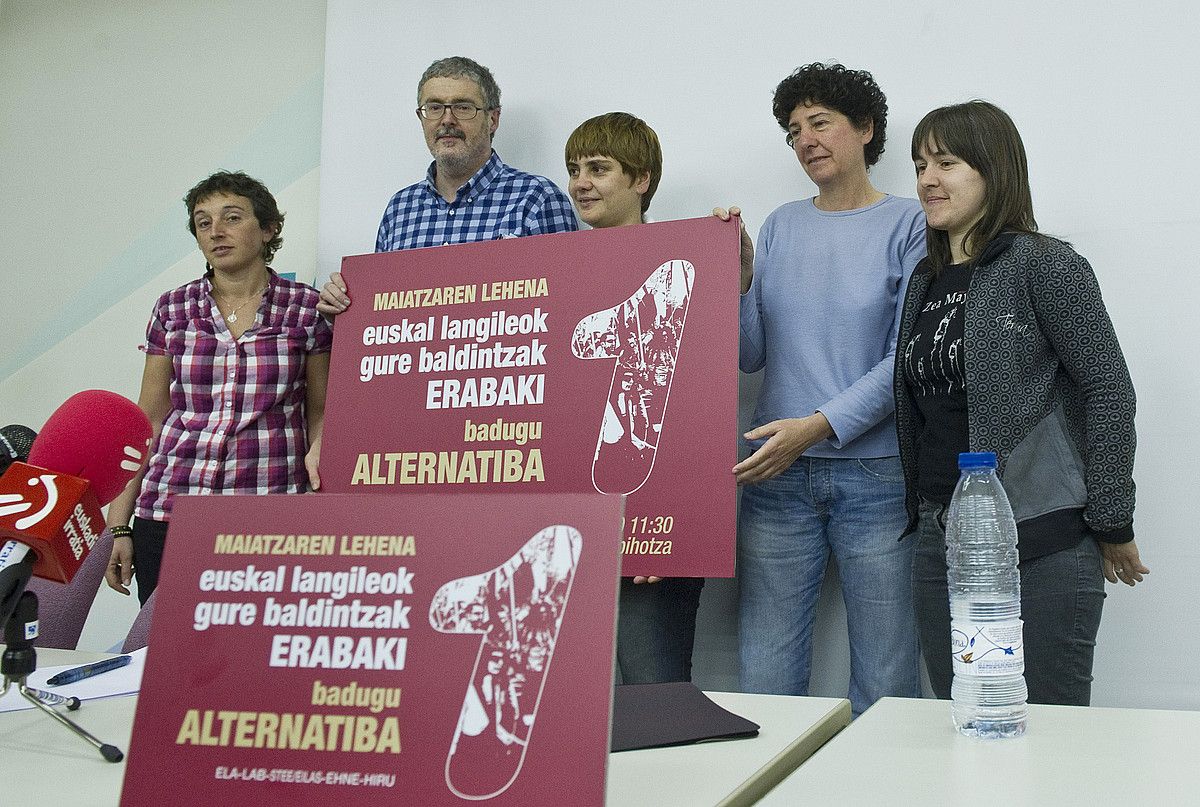 Gehiengo sindikaleko arduradunak Maiatzaren Lehen bateratua aurkezten, atzo, Bilbon. LUIS JAUREGIALTZO / ARGAZKI PRESS.