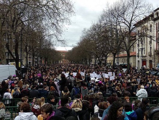 Sarasate pasealekua jendez lepo, eguerdiko mobilizazioan. ION ORZAIZ