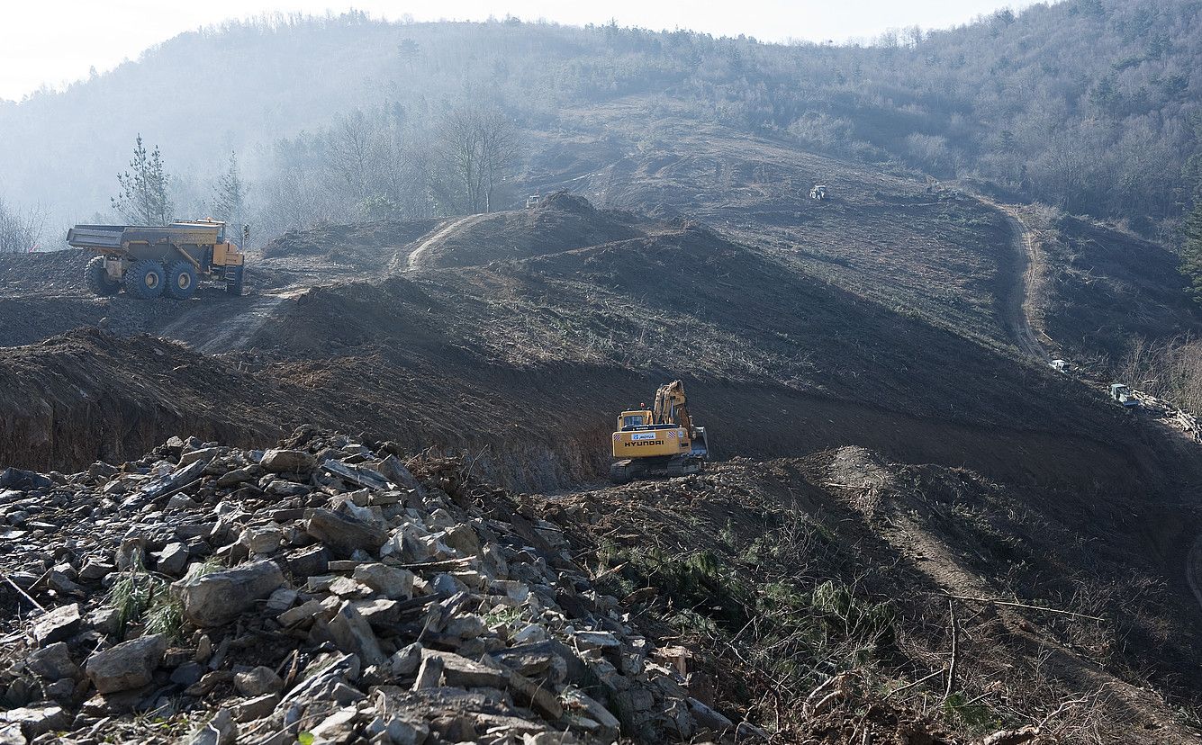 Hasi dira lurrak mugitzen errauste planta eraikitzeko. Inguruan egingo dute kartzela. JON URBE / ARGAZKI PRESS.