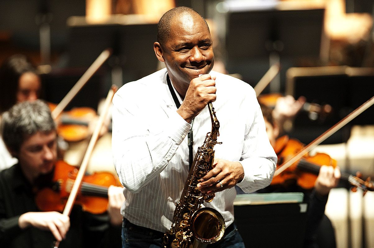 Branford Marsalis saxo jotzaile estatubatuarra, EOSeko musikariak atzean dituela, atzo egindako entseguan, Donostian. JUAN CARLOS RUIZ / ARGAZKI PRESS.