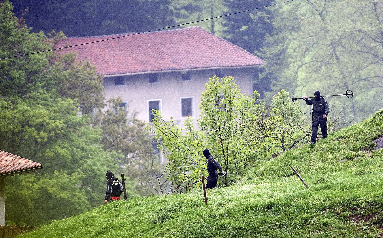 Guardia zibilak, atzo, Legorretako Olalde baserriaren inguruak miatzen. JUAN CARLOS RUIZ / ARGAZKI PRESS.