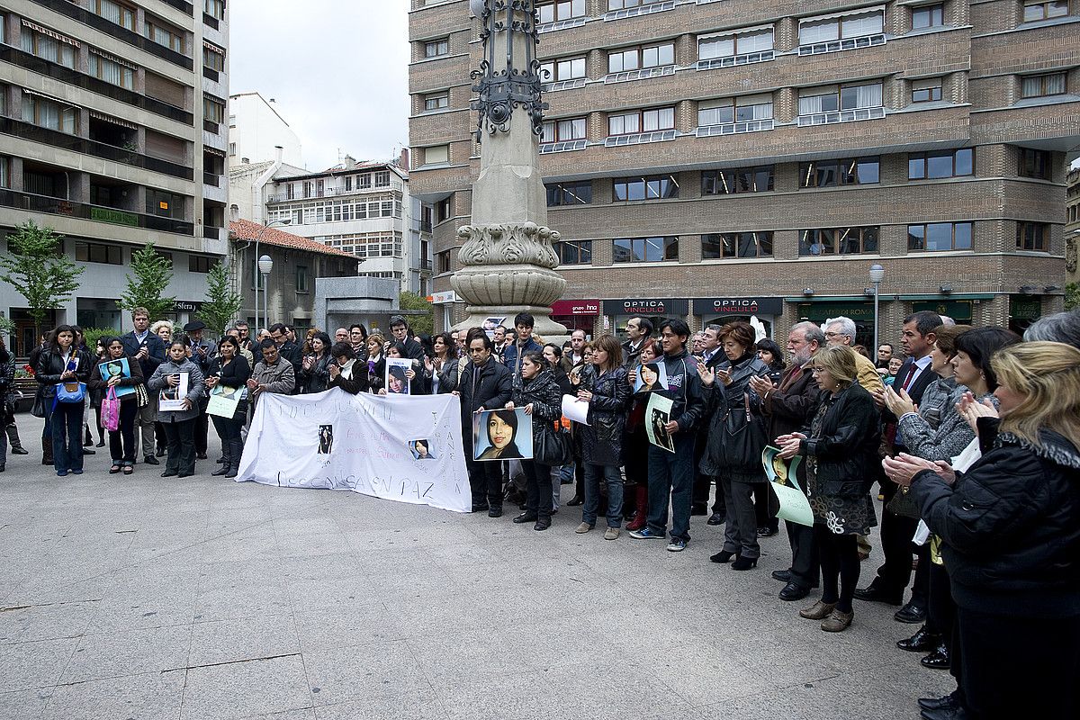 Dozenaka pertsonak hartu zuten parte atzo protestan. IÑIGO URIZ / ARP.