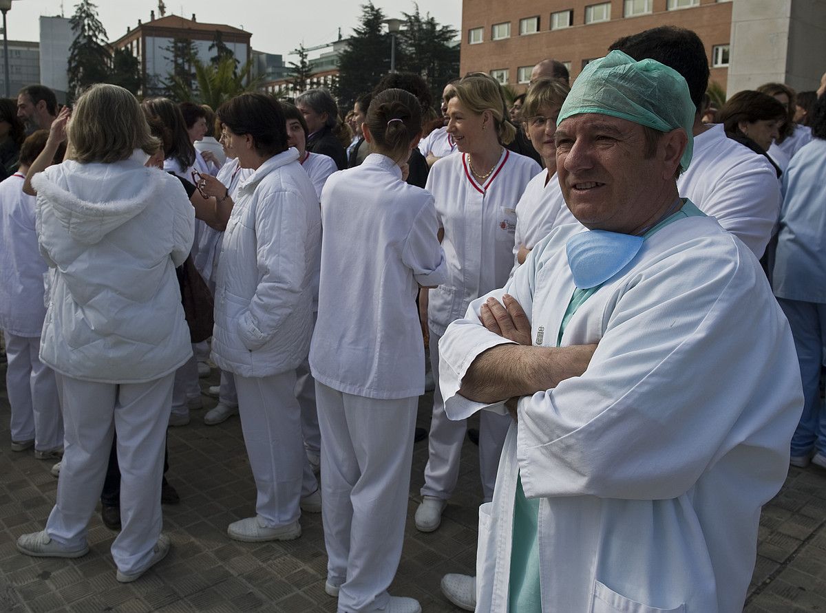 Osasunbideko langileen protesta bat, murrizketen aurka, 2010eko apirilean. LANDER F. ARROIABE / ARGAZKI PRESS.