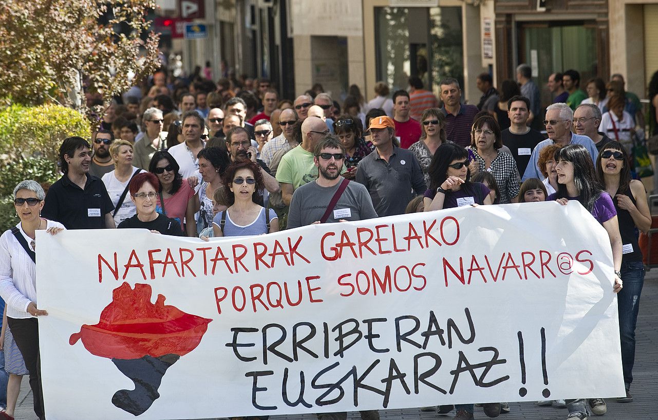 Ofizialtasuna aldarrikatu zuten atzo Tuteran egindako manifestazioan. JAGOBA MANTEROLA / ARGAZKI PRESS.