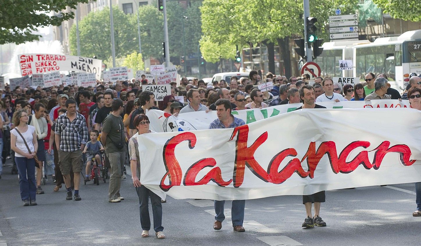 Ehunka lagun, atzo, manifestazioan. ANDONI CANELLADA / ARP.