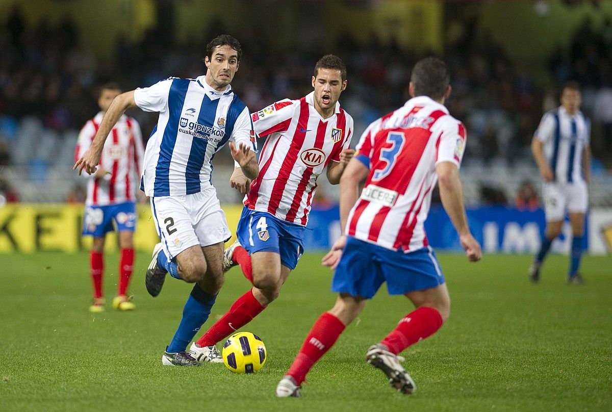 Carlos Martinez, Mario Suarez Atletico Madrilekoarekin lehian, lehen itzuliko partidan. ANDONI CANELLADA / ARGAZKI PRESS.