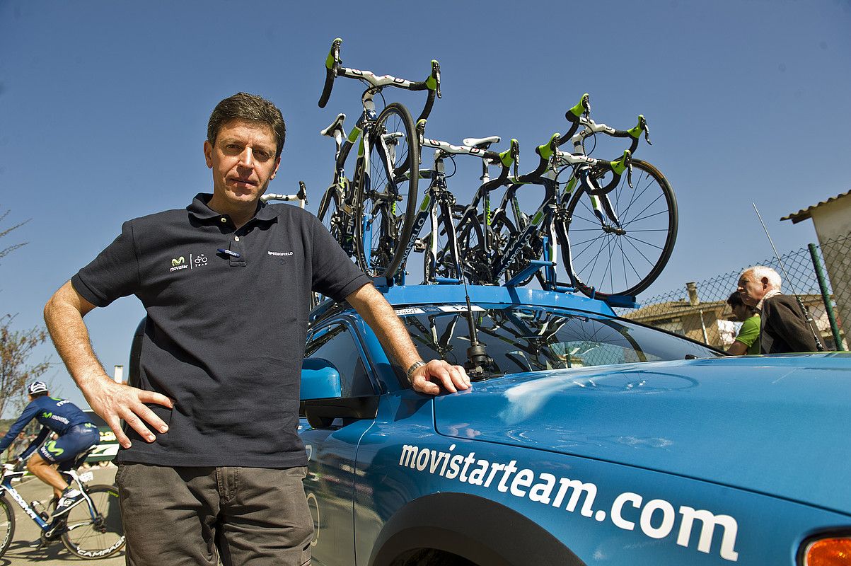 Jose Luis Jaimerena, Movistar taldearen autoaren ondoan, Villatuertan, hirugarren etapa abiatu aurretik. LANDER F. ARROIABE / ARGAZKI PRESSS.