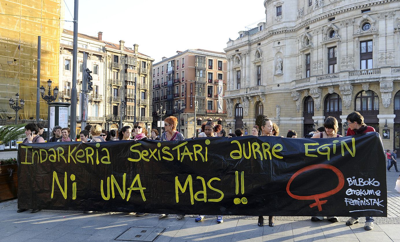 Dozenaka pertsona elkartu ziren atzo iluntzean Bilbon, Arriaga plazan, hilketaren aurkako protestan. M. DEL VALLE / ARP.