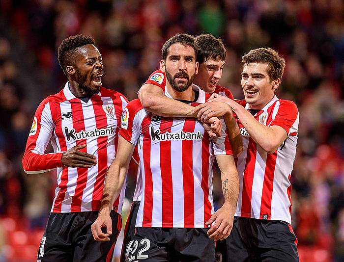 Raul Garcia Athleticeko jokalaria Leganesi sartutako bi goletako bat ospatzen, hainbat taldekiderekin. JAVIER ZORRILLA