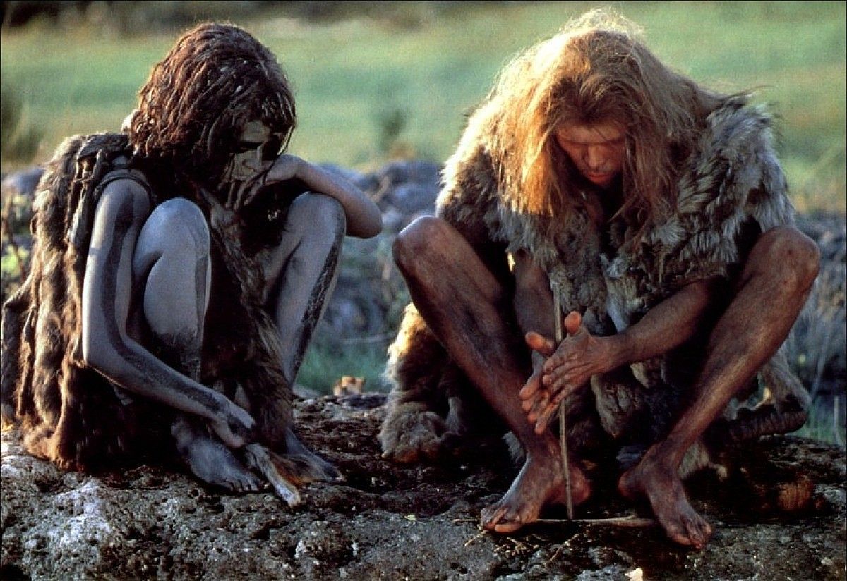 La guerre du feu filmeko pasarte bat: ezkerrean, Cro-Magnon bat; eskuinean, neanderthala. TOUTLECINE.