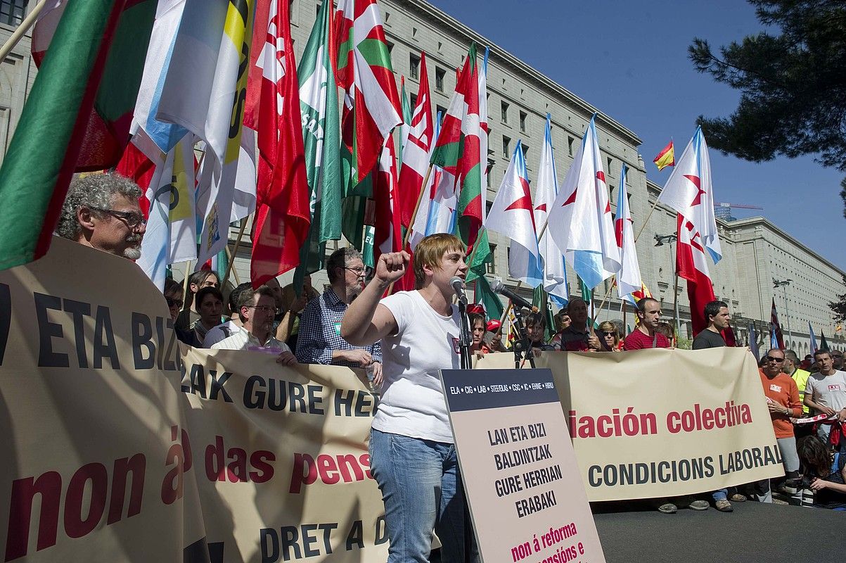 Ainhoa Etxaide LABeko idazkari nagusia, langileei hitz egiten, Espainiako Lan Ministerioaren aurrean. ANDONI CANELLADA / ARGAZKI PRESS.