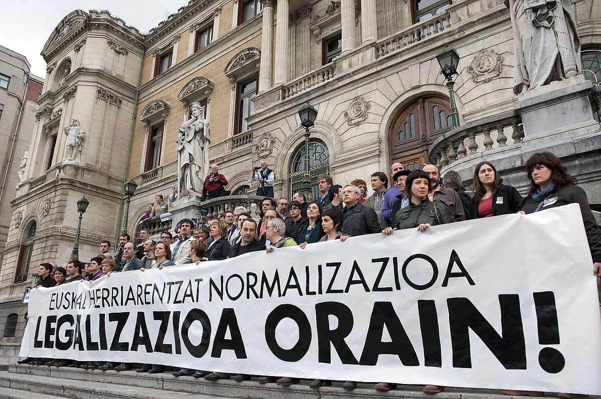 Akordioaren sinatzaileak, atzo, manifestazioaren bukaeran. MARISOL RAMIREZ / ARGAZKI PRESS.