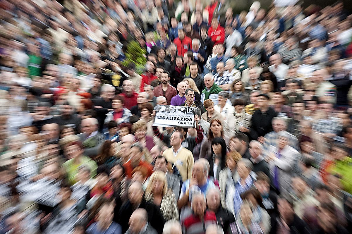 Manifestazioaren amaierako une bat. Legeztatzearen aldeko kartel bat, inguruan jendetza duela. MARISOL RAMIREZ / ARGAZKI PRESS.