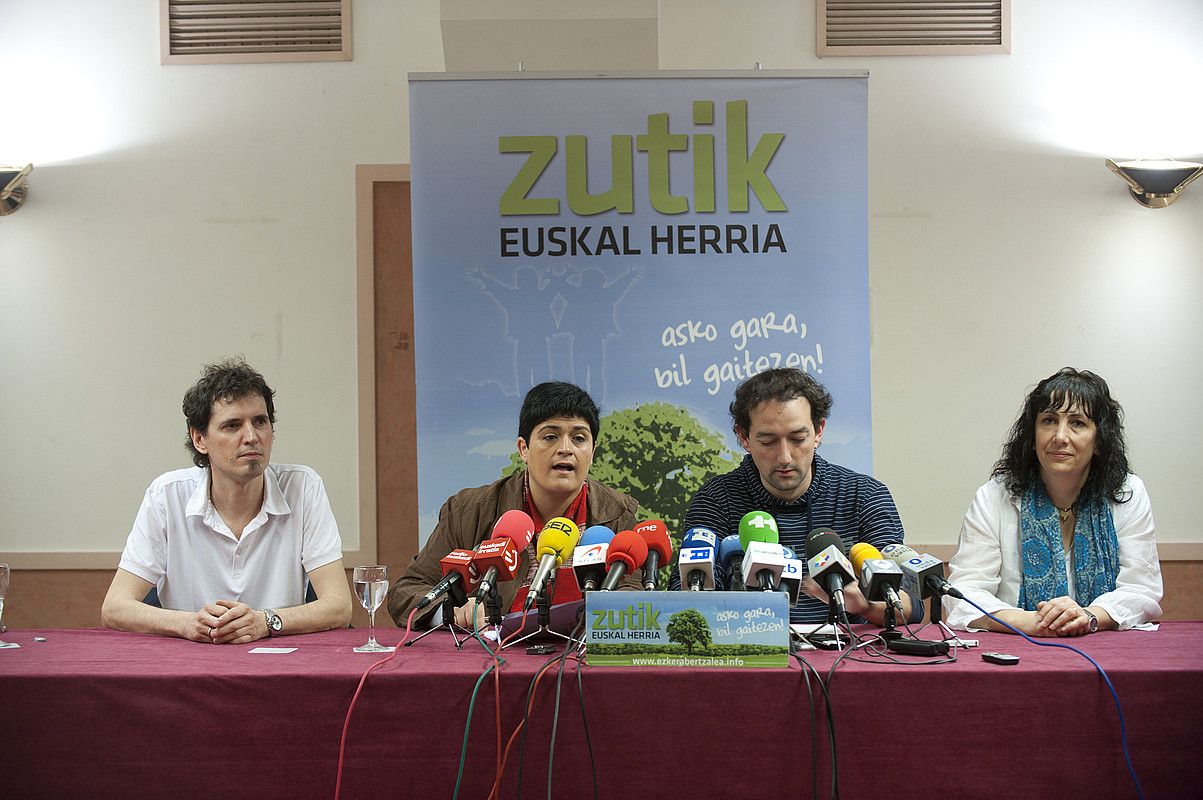 Niko Moreno, Marian Beitialarrangoitia, Aitor Bezares eta Miren Legorburu, ezker abertzaleko kideak. JON URBE / ARGAZKI PRESS.