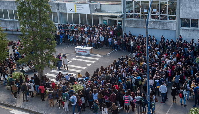 Martxoaren 8ko mobilizazioetan mugimendu feministako bi kidek jasandako erasoa salatzeko prentsaurrekoa. LUIS JAUREGIALTZO / ARGAZKI PRESS