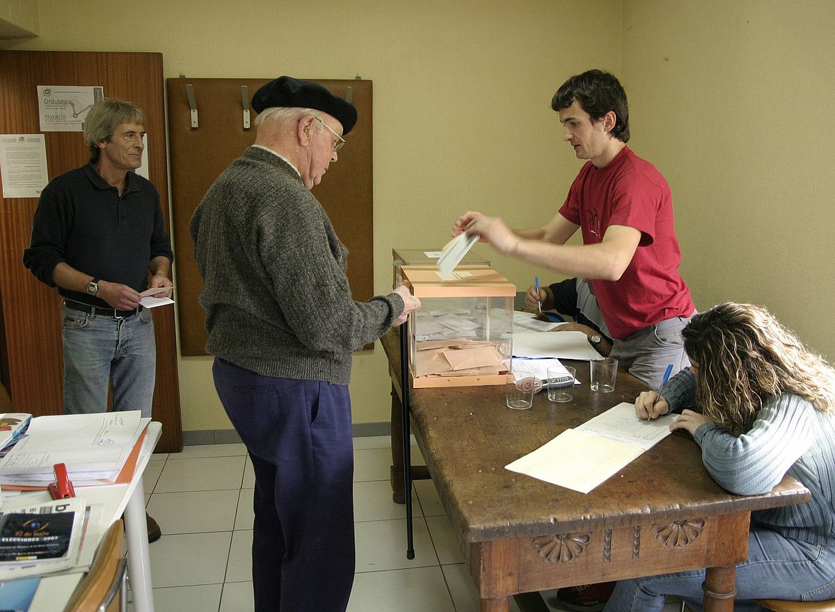 Gizon bat botoa ematen, Ezkio-Itsason, 2007ko udal eta foru hauteskundeetan. GOIERRIKO HITZA.