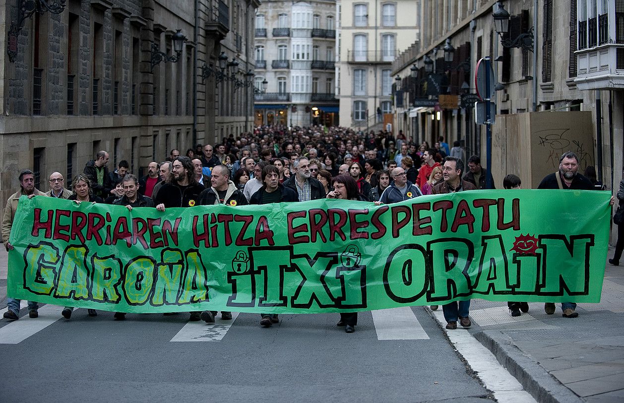 Garoñako zentral nuklearra berehala ixteko eskatu zuten Gasteizko kaleetan. RAUL BOGAJO / ARGAZKI PRESS.