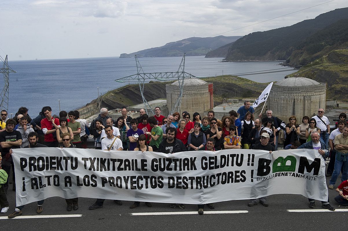 Ekimenean parte hartu zutenak, Lemoizko zentralean. LUIS JAUREGIALTZO / ARP.