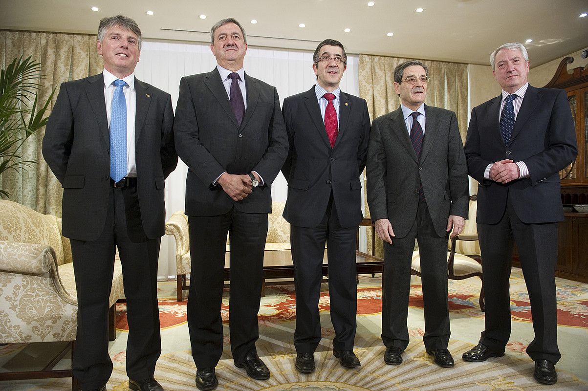 Xabier Iturbe, Carlos Agirre, Patxi Lopez, Mario Fernandez, eta Carlos Zapatero, atzo, Lehendakaritzan. JUANAN RUIZ / ARGAZKI PRESS.