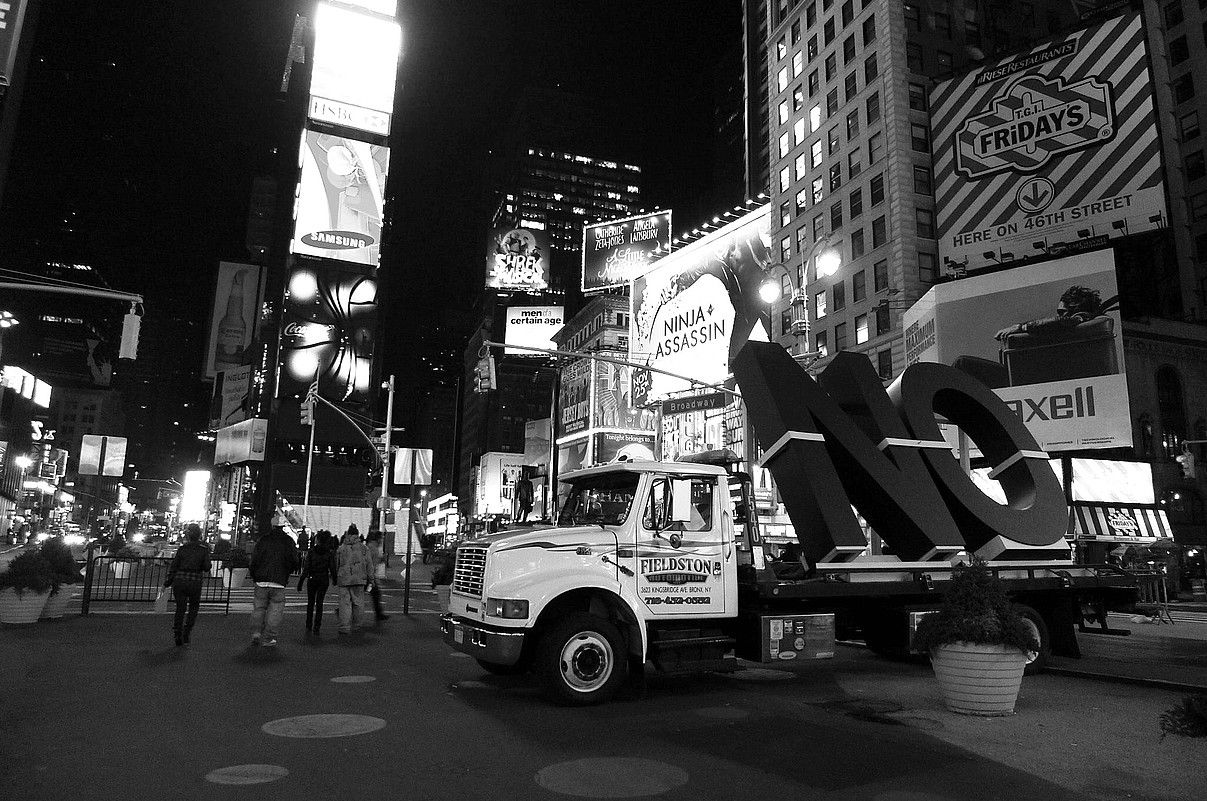 Sierrak sortutako hiru eskulturak hainbat herrialdetan zehar ibili dira, Gasteizera heldu aurretik. Argazkian, New Yorken. SANTIAGO SIERRA.