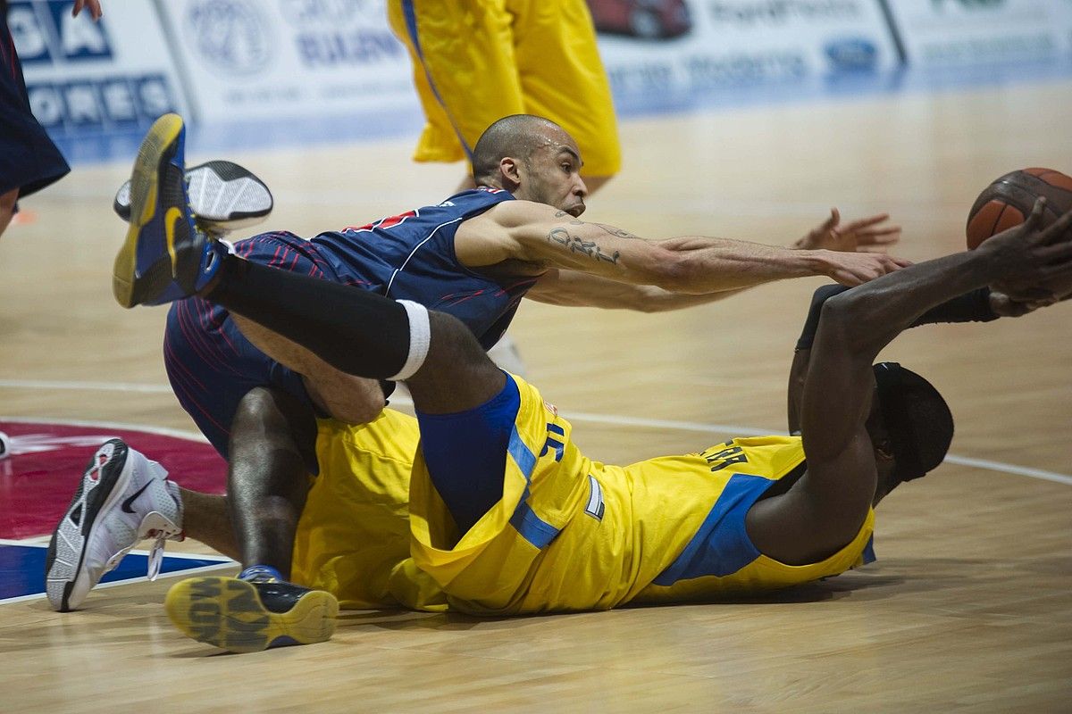 David Logan eta Doron Perkins, Maccabikoa, baloia lortzeko lehian, herenegun, Euroligako final-laurdenetako lehen partidan. JUANAN RUIZ / ARP.