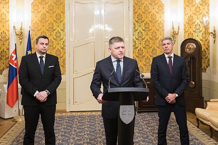 Eslovakiako lehen ministro Robert Fico, dimisioa aurkeztuko duela iragartzeko egin duen agerraldian. JAKUB GAVLAK, EFE